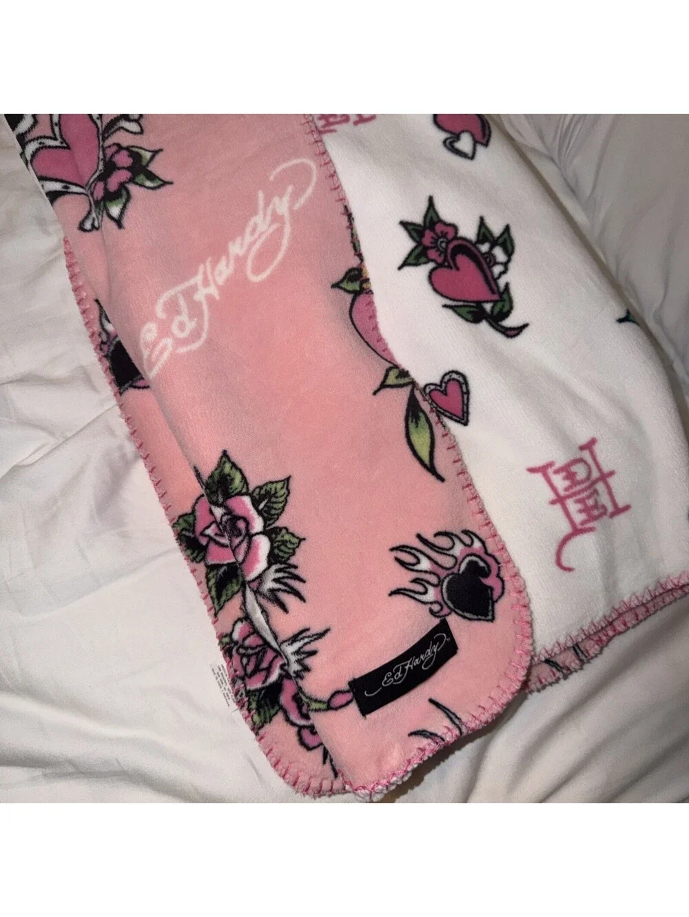 Ed Hardy Reversible Plush Throw Blanket Pink hearts skull 60 x 70 in Polyester